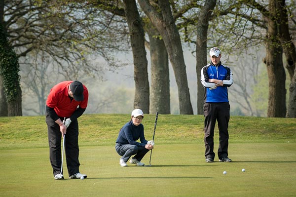 beginner golf lesson on course